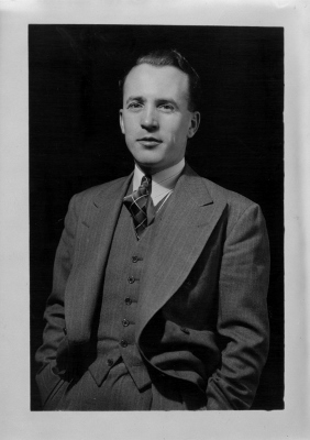 Photographie historique montrant Thomas Clement Douglas, vers 1942-1948 © Library and Archives Canada | Bibliothèque et Archives Canada, Arthur Roy, PA-046989