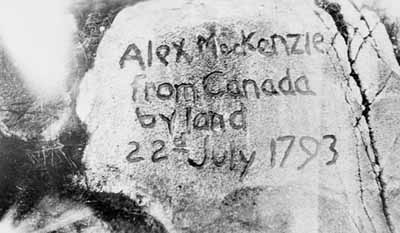 Détail de l'inscription d'origine gravée dans le roc par Alexander Mackenzie en 1793 au lieu historique national du Canada de la Première-Traversée-de-l'Amérique-du-Nord. © Bibliothèque et Archives Canada / Library and Archives Canada, C-003131.