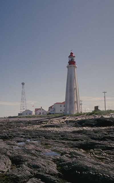 Vue générale du lieu historique national du Canada du Phare-de-Pointe-au-Père, 1993. © Agence Parcs Canada / Parks Canada Agency, 1993.