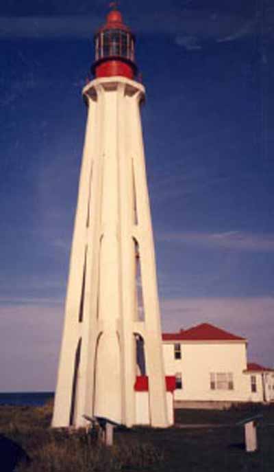 Vue générale de de la tour de phare érigée en 1909 au lieu historique national du Canada du Phare-de-Pointe-au-Père, 2002. © Agence Parcs Canada / Parks Canada Agency, B. Violette, 2002.