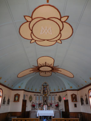 Interior view of Ste. Anne’s Roman Catholic Church, showing the domed semi-circular sanctuary, 2017. © Parks Canada Agency / Agence Parcs Canada, 2017.