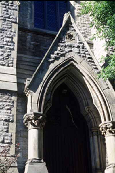 Vue d'une entrée de l'église anglicane St. George montrant l’extérieur en pierre bossagée, 1995. © Parks Canada | Parcs Canada, P. St. Jacques, 1995.