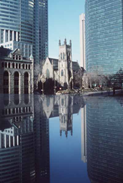 Vue d'ensemble de l'église anglicane St. George montrant son emplacement au centre-ville de Montréal, 1995. © Parks Canada | Parcs Canada, P. St. Jacques, 1995.