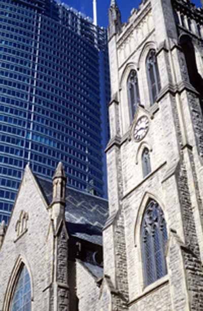 Vue générale de l'église anglicane St. George  montrant le plan et les matériaux d’origine des portes et des fenêtres, 1995. © Parks Canada | Parcs Canada, P. St. Jacques, 1995.