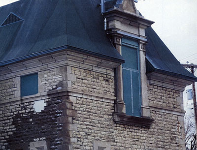 Détail de la maçonnerie et fenêtres ouvragées de style Renaissance brisant la ligne de l’avant-toit à l’étage. © Parks Canada | Parcs Canada