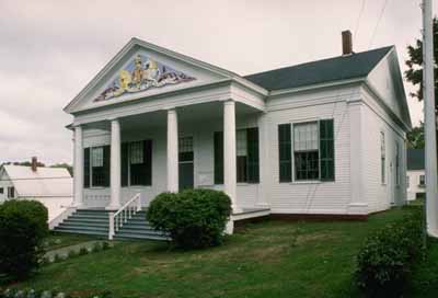General view of the Charlotte County Court House, showing its classical features and detailing, including an elaborate pedimented portico with decorative mouldings, 2003. © Parcs Canada | Parks Canada, 2003.