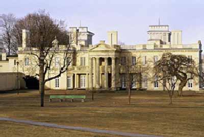 View of the main façade of Dundurn Castle, showing its irregular massing and its picturesque design, 1995. © Parks Canada Agency / Agence Parcs Canada, J. Butterill, 1995.