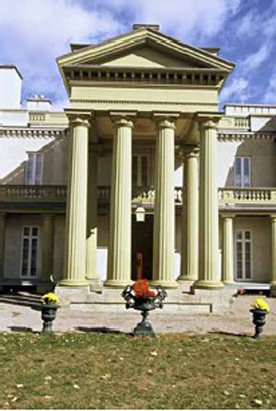 Detail view of Dundurn Castle, showing the two and three storey towers with shallow pyramidal roofs crowned by finials, 1995. © Parks Canada Agency / Agence Parcs Canada, J. Butterill, 1995.