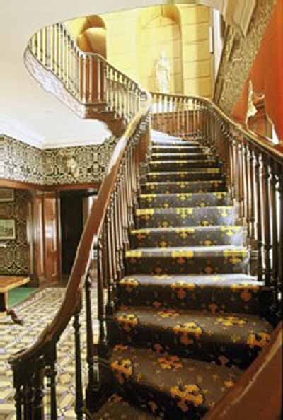 Interior view of Dundurn Castle, showing the main staircase, 1995. © Parks Canada Agency / Agence Parcs Canada, J. Butterill, 1995.