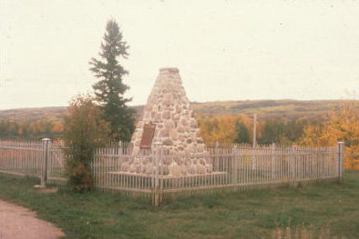 View of HSMBC cairn and plaque erected in 1929 © Parks Canada / Parcs Canada, 1989