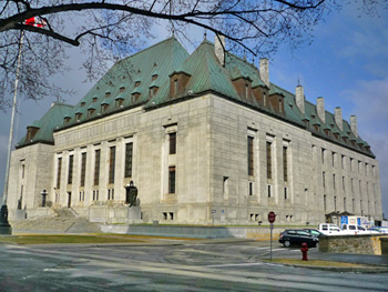 Corner view of the Supreme Court Building emphasizing the landscape setting, which carries vestiges of the Beaux-Arts schemes, 2011. © Parks Canada | Parcs Canada, M. Therrien, 2011.