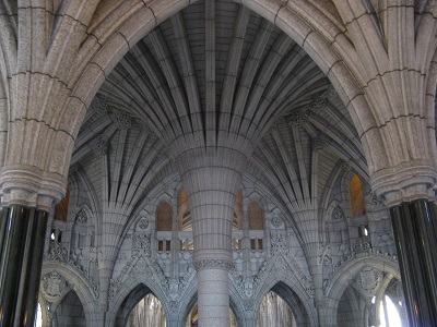 Vue de l'intérieur de l'édifice du centre montrant l’ornementation gothique de l’édifice © Parks Canada | Parcs Canada