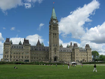 Vue générale de la façade de l'édifice du centre mettant de l'emphase sur l’extérieur au complet, dont la tour de la Paix est l’élément central, 2010 © Parks Canada| Parcs Canada