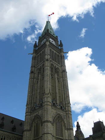 Vue des détails de la tour de la Paix de l'édifice du centre mettant de l'emphase sur sa conception en tant que symbole du Canada, 2010. © Parks Canada | Parcs Canada
