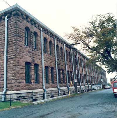 Corner view of a façade of the Halifax Drill Hall, 1990. © Department of National Defence/ Ministère de la Défence nationale, 1990.