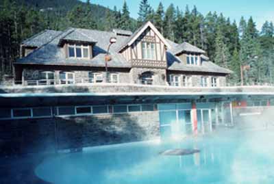 View of the front of the Bath House, showing the pool and terrace, 1994. © Parks Canada | Parcs Canada, P. Sawyer, 1994.