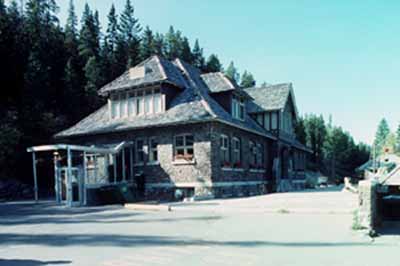 General view of the Upper Hot Springs Bath House showing the its rustic character created by the use of materials which are natural in color and rough in texture and includes, irregularly coursed split-faced limestone walls, wood shakes on the roof, expos © Parcs Canada | Parks Canada, P. Sawyer, 1994.
