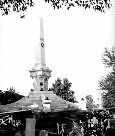 Vue générale du monument de la Bataille de Lundy’s Lane au cimetière Drummond Hill, 1925. (© Archives of Ontario / Archives publiques de l'Ontario, F 1075-13, H 1065, 1925.)