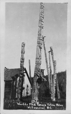 Historic photograph with inscription World's most famous totem poles, Kitwancool, B.C. (© Library and Archives Canada, Canadian National Exhibition (Toronto, Ont.) \ Bibliothèque et Archives Canada, Exposition nationale, PA-045079)
