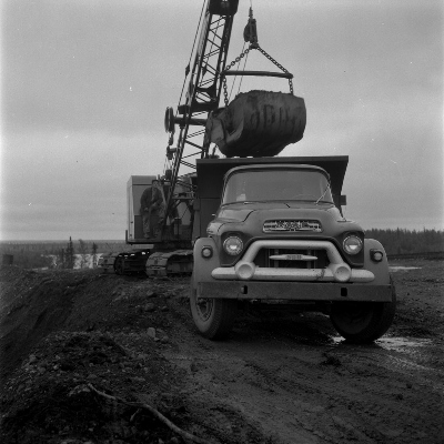 Photographie historique d'un chargement de camion lors de la construction de la route transcanadienne, 1954. © Library and Archives Canada |  Bibliothèque et Archives Canada, Rosemary Gilliat Eaton, Mikan 4307877.