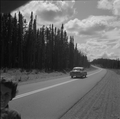 Audrey James à côté de la route transcanadienne lors d'un voyage en août 1954. © Library and Archives Canada |  Bibliothèque et Archives Canada, Rosemary Gilliat Eaton, Mikan 4307680.