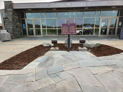 Plaque installed in front of main entrance of visitor center. © Parks Canada Agency/Agence Parcs Canada.