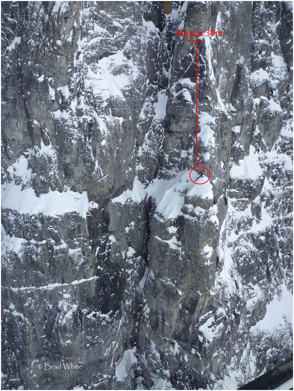Both climbers can be seen on the ledge with the injured person lying on the snow slope. The photo was taken prior to the rescue during scene surveillance.