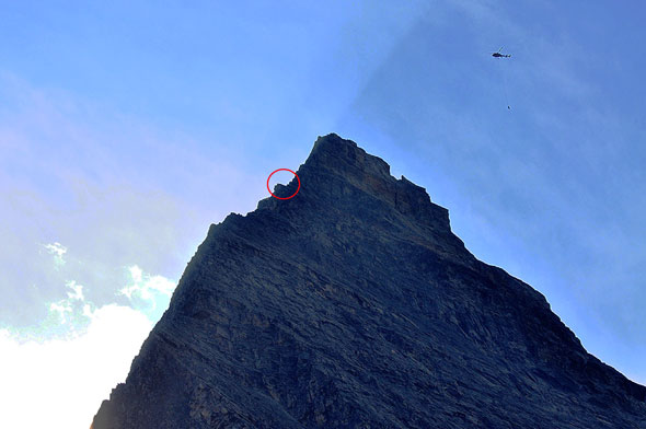 The stranded mountaineers are circled in red high on the ridge of Mt. Sir Donald. Two Visitor Safety Specialists can be seen slinging into the site. 