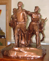 statue de bronze du Dr Bethune accompagné de membres de la 8e armée