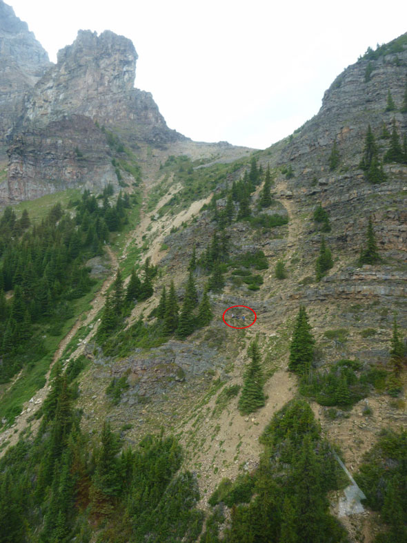 Les grimpeurs sont visibles dans le cercle en rouge.