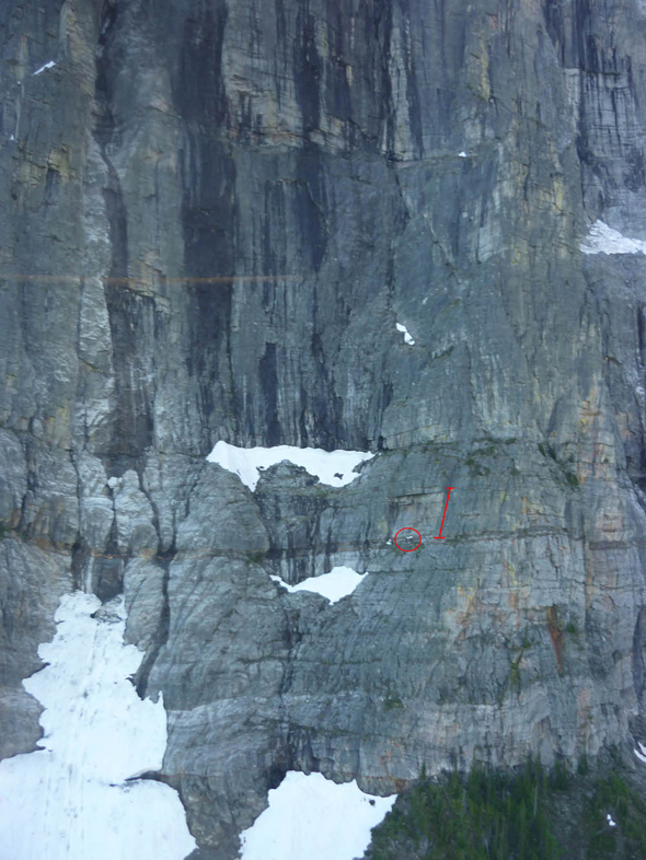 Le cercle rouge marque l’emplacement des deux alpinistes, tandis que la ligne rouge montre le lieu approximatif de l’accident ainsi que la distance parcourue par le premier de cordée pendant sa chute. 
