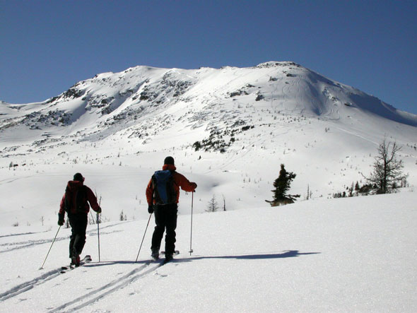 Le territoire qui n'est pas compris dans les limites des stations de ski n'est pas contrôlé pour les avalanches.