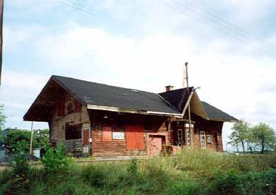 Vue en angle de la Gare ferroviaire Canadien Pacifique, montrant les façades de l'arrière et du côté, 1992. (© Cliché Bergeron Gagnon inc., 1992.)