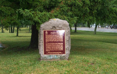 General view of the Historic Sites and Monuments Board of Canada cairn and plaque, 2005. (© Parks Canada Agency / Agence Parcs Canada, 2005.)