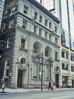 General view of Birkbeck Building showing the classical details including arched openings, pediments, elaborate window surrounds and keystones, 1993. © Parks Canada Agency / Agence Parcs Canada, B Morin, 1993.