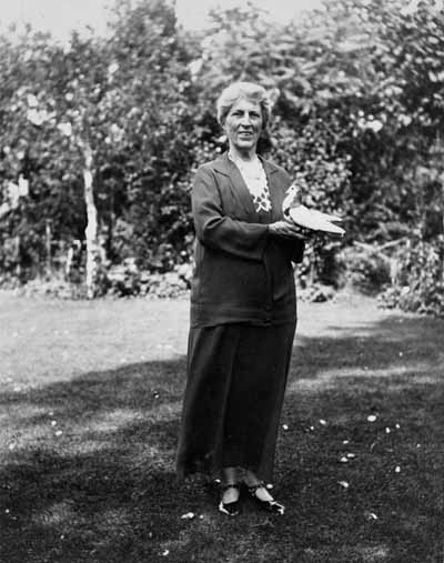 Autographed portrait of Margaret Marshall Saunders (1861-1947) holding a pigeon in her hands. (© Canadian Writers' Foundation / Library and Archives Canada / PA-135699)