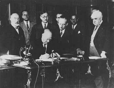 Rt. Hon. R.B. Bennett signing commercial agreement with France. Date: Oct. 1934 © Beaverbrook / Bibliothèque et Archives Canada / Library and Archives Canada / PA-117656