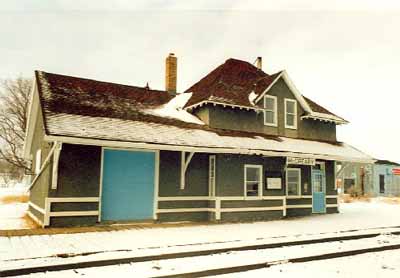 View of the railway station, showing the elevation facing the railway track, 1991. (© Parks Canada Agency/Agence Parcs Canada, Murray Peterson, 1991.)