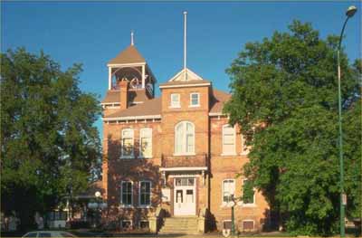 View of the façade of the Former Prince Albert City Hall, showing the main entrance, 1980. (© Parks Canada Agency \ Agence Parcs Canada, 1980.)