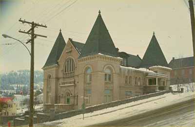 Corner view of Rossland Court House, showing both front and side elevations. (© Parks Canada Agency/Agence Parcs Canada)