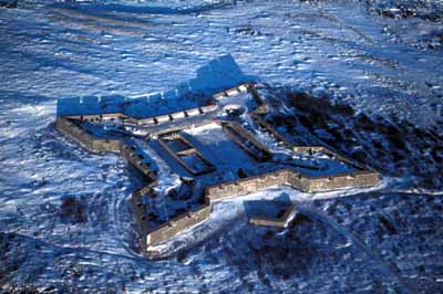 Aerial photo of Prince of Wales Fort, 1984. © Parks Canada Agency / Agence Parcs Canada, W. Lynch, 1984.