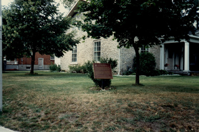 View of the location of the HSMBC plaque on the front lawn of the Susanna Moodie Cottage © Parks Canada / Parcs Canada, 1989