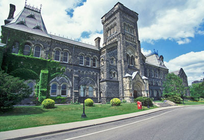 Vue générale du University College qui montre le traitement du style roman. © Parks Canada Agency / Agence Parcs Canada.