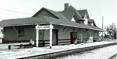 Vue en angle de l'ancienne gare ferroviaire de Chemin de fer Canadien du Nord, montrant les façades de l'arrière et du côté, 1991. (© Great Plains Research Consultants, B. Potyondi, 1991.)