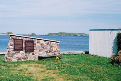 View of Historic Sites and Monument Board of Canada plaques commemorating Sir David Kirke and Colony of Avalon. (© Parks Canada Agency / Agence Parcs Canada, 2005.)