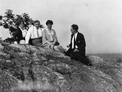 Rt. Hon. W.L. Mackenzie King and Dr. O.D. Skelton with two unidentified women on King Mountain. © Library and Archives Canada | Bibliothèque et Archives Canada / C-002130