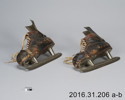 Patins de hockey CCM datant des années 50 (© Canadian Museum of History | Musée canadien de l'histoire, 2016.31.206 a-b, IMG2019-0001-0077-Dm)