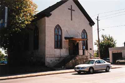 General view of Salem Chapel, showing its central entry door on one gable end, set between two large pointed-arch windows, 1998. (© Parks Canada | Parcs Canada, 1998.)