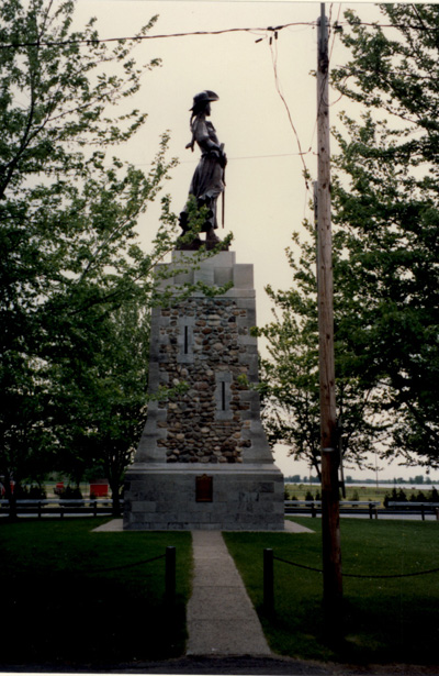 Image of the monument and HSMBC plaque commemorating the national historic site. © Parks Canada | Parcs Canada, 1989
