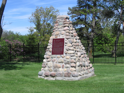 View of the location of the HSMBC plaque and cairn in front of the Summit Golf Course © Parks Canada / Parcs Canada, 2006